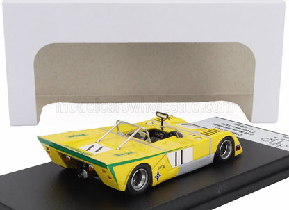 Modèle réduit de voiture de course vintage jaune avec le numéro 11 sur un socle noir, disponible sur Vroomi.