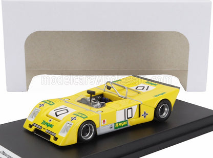 Modèle réduit de voiture de course Chevron vintage jaune avec autocollant numéro 10, présenté sur un socle noir, proposé sur Vroomi.