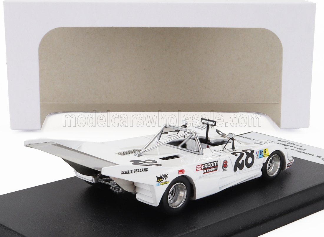 Modèle réduit de voiture de course blanche avec le numéro 28 et les autocollants du sponsor, présenté sur un socle noir, proposé chez Vroomi.