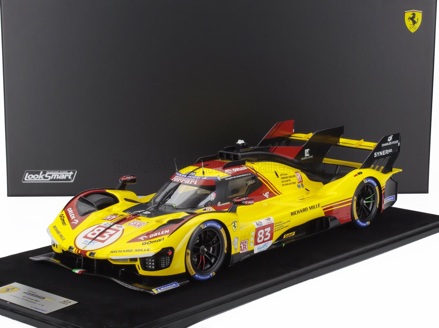 Modèle réduit détaillé à l'échelle 1:18 d'une Ferrari 499P rouge et jaune avec autocollants des sponsors sur socle d'exposition, proposé sur Vroomi.