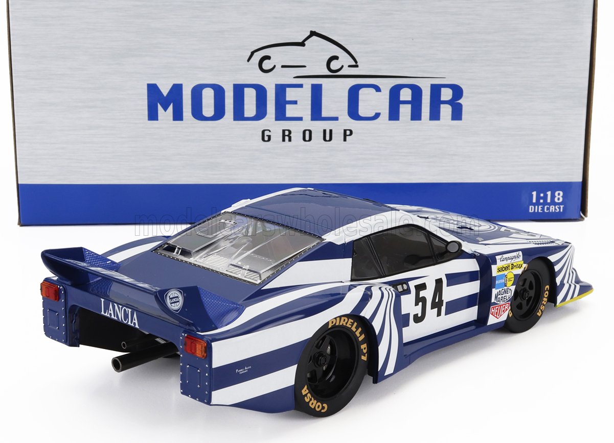 Modèle réduit de voiture de course Lancia à l'échelle 1:18 avec bandes bleues et blanches, numéro 54, autocollants détaillés des sponsors, disponible chez Vroomi.
