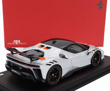 FERRARI - SF90 XX STRADALE 2024 - AVEC VITRINE - BIANCO ARTICO - BLANC MÉTALLISÉ ORANGE NOIR