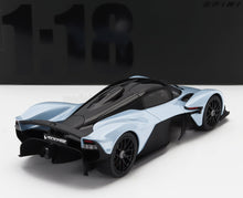 Modèle réduit Aston Martin Valkyrie à l'échelle 1/18, noir et bleu clair, avec ailerons arrière aérodynamiques, disponible chez Vroomi.