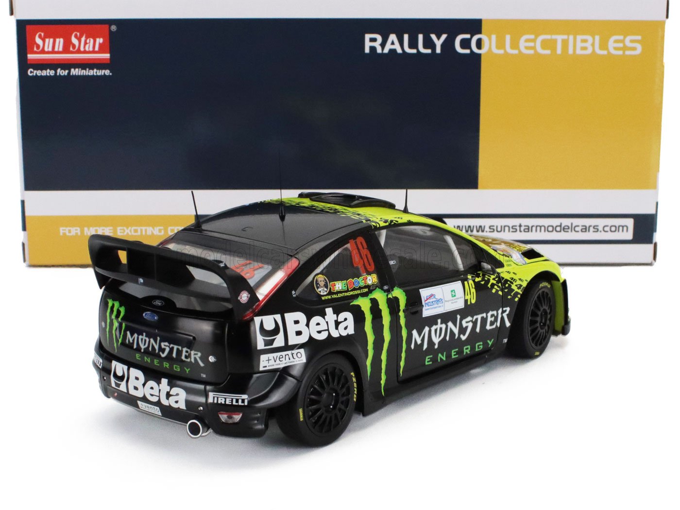 Modèle réduit de voiture de rallye noir à l'échelle 1/18 avec livrée Monster Energy, disponible chez Vroomi