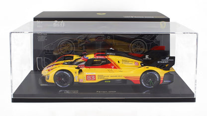 Modèle réduit de voiture de course Ferrari 499P jaune et rouge à l'échelle 1/18 dans un coffret vitrine, disponible sur Vroomi