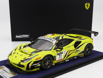 Modèle réduit de voiture de course Ferrari 488 GT3 jaune avec des accents noirs et des autocollants de sponsors, présenté sur Vroomi.