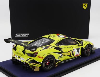 Modèle réduit de voiture de course Ferrari 488 GT3 Iron Lynx jaune et noir avec logos détaillés, présenté sur un socle bleu, disponible chez Vroomi.