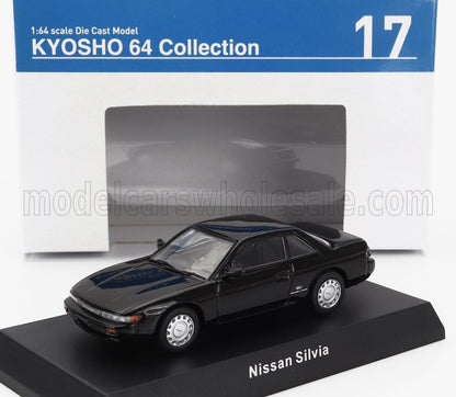 Modèle réduit Nissan Silvia noir à l'échelle 1:64 de Kyosho 64 Collection présenté sur un socle, disponible sur Vroomi.