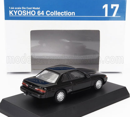 Modèle réduit de voiture Kyosho à l'échelle 1:64, couleur noire, numéro 17, présenté avec son emballage, disponible sur Vroomi.