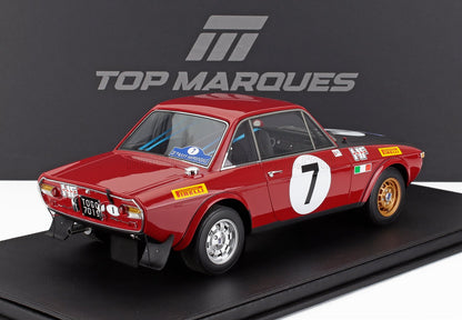 Modèle réduit de voiture de rallye Lancia Fulvia HF rouge avec le numéro 7, des autocollants Pirelli et le drapeau italien, proposé par un détaillant de modèles réduits haut de gamme.