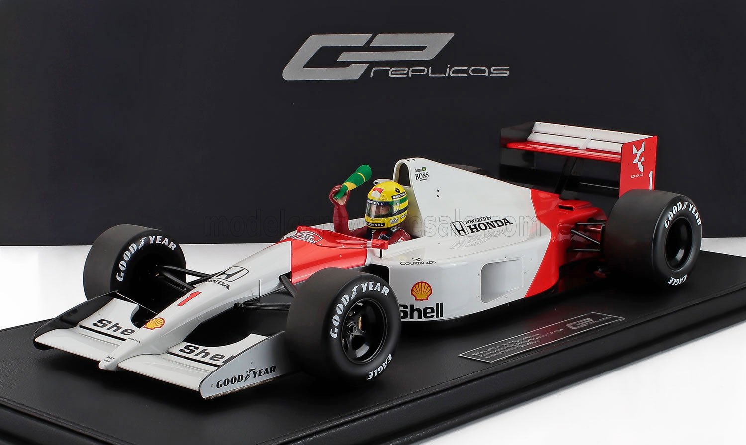 McLAREN - F1 MP4/6 HONDA N 1 CHAMPION DU MONDE POLE POSITION VAINQUEUR DU GP DU BRÉSIL (avec figurine du pilote + bras et drapeau levés) 1991 AYRTON SENNA - ROUGE BLANC - Vroomi