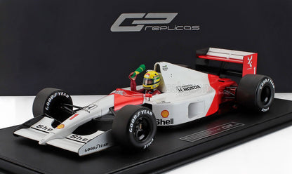 McLAREN - F1 MP4/6 HONDA N 1 CHAMPION DU MONDE POLE POSITION VAINQUEUR DU GP DU BRÉSIL (avec figurine du pilote + bras et drapeau levés) 1991 AYRTON SENNA - ROUGE BLANC - Vroomi