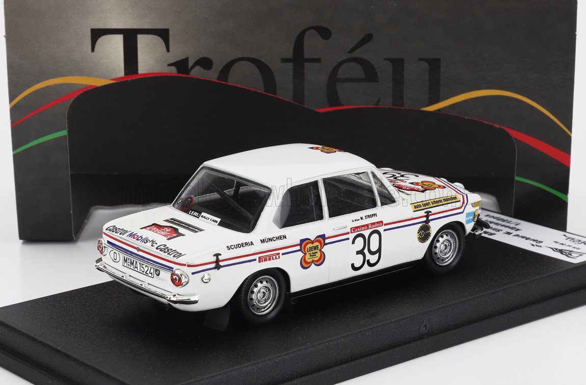 Modèle réduit vintage blanc d'une voiture de rallye numéro 39 avec autocollants des sponsors sur socle noir, proposé chez Vroomi.