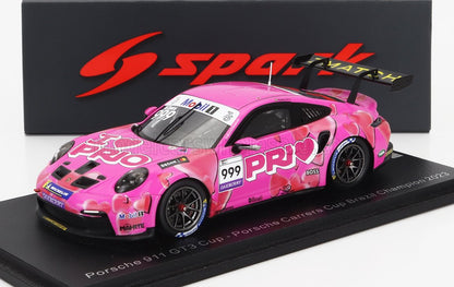 Modèle réduit Porsche 911 GT3 Cup rose avec motif cœur PRJ, présenté avec le logo Spark, disponible sur Vroomi.