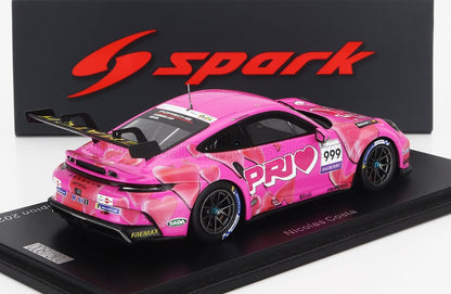Modèle réduit de voiture de course Porsche 911 GT3 Cup rose avec décalcomanies en forme de cœur, disponible via Vroomi.