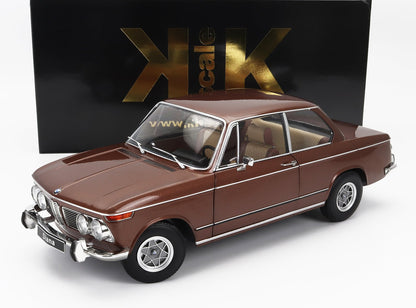 Modèle réduit détaillé de la BMW Diana classique de couleur marron avec des accents chromés, présenté dans une boîte à l'échelle KK, disponible sur Vroomi.