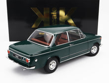 Modèle réduit BMW 1802 vert avec intérieur rouge et détails chromés, disponible sur la plateforme Vroomi.