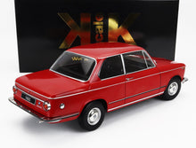 Maquette rouge à l'échelle de la BMW 1602 classique avec détails chromés, présentée dans un coffret collector, disponible sur Vroomi.
