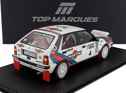 Modèle réduit de voiture de rallye Lancia Martini blanche avec pneus Pirelli, autocollants Martini, sur socle d'exposition, disponible via Vroomi.