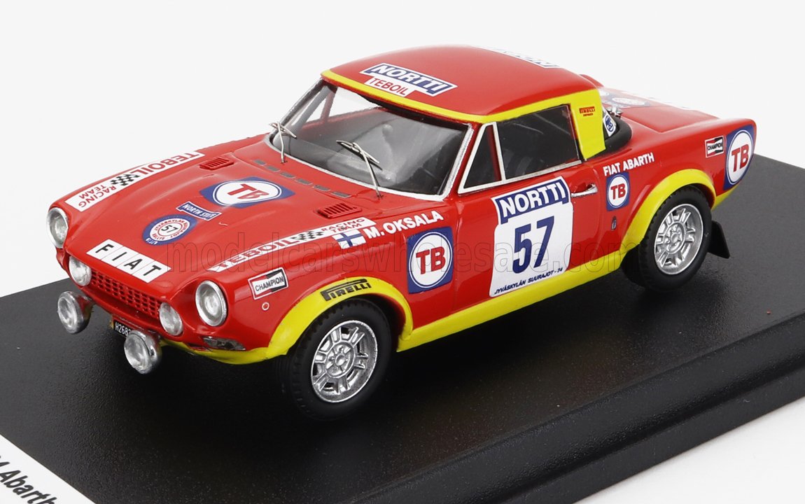 Voiture de rallye Fiat Abarth rouge et jaune avec décalcomanies de course, numéro 57, exposée sur un socle noir, disponible via Vroomi.