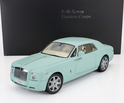 Modèle réduit Rolls-Royce Phantom Coupé bleu clair présenté sur un fond noir griffé, disponible sur Vroomi.