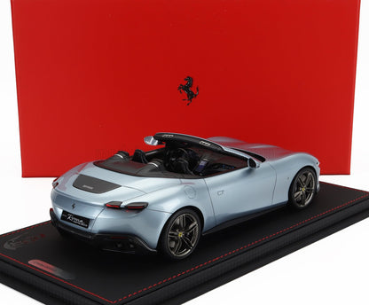 FERRARI - ROMA SPIDER OPEN 2020 - AVEC VITRINE - GRIS ALLIAGE - BLEU GRIS MÉTALLISÉ