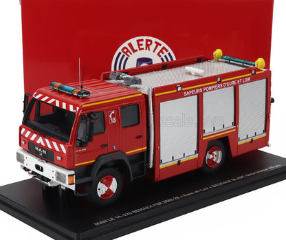 Modèle réduit détaillé du camion de pompiers MAN 14-220 rouge des Sapeurs Pompiers d'Eure et Loir, présenté sur un socle d'exposition, désormais disponible sur Vroomi.