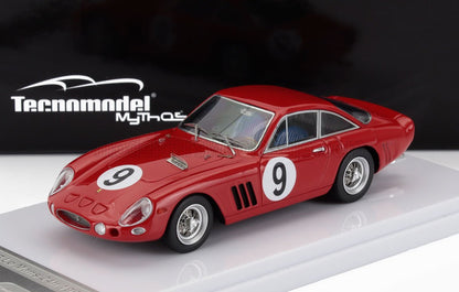 Modèle réduit de Ferrari 250 GTO rouge avec autocollants de course portant le numéro 9, présenté sur un socle blanc, également disponible sur Vroomi.