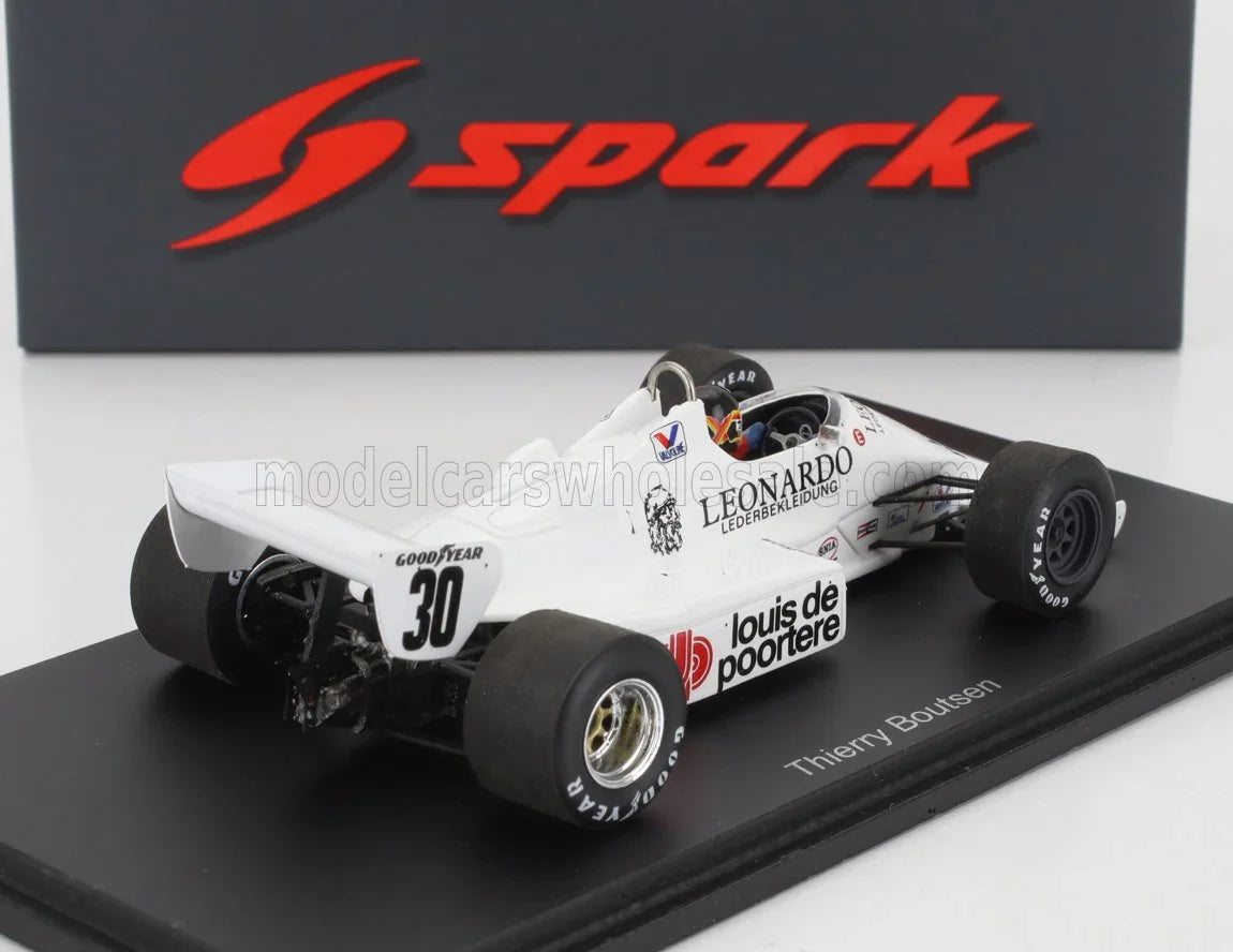 Modèle réduit vintage blanc de Formule 1 avec pneus Goodyear et autocollants de course, disponible auprès de Vroomi Sales.