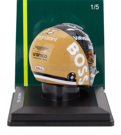 Modèle réduit du casque de course Aston Martin Aramco Formula One sur socle noir, disponible sur Vroomi