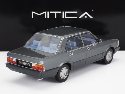 Modèle réduit vintage gris de Lancia Gamma avec plaque d'immatriculation TO W58973 présenté sur un fond noir Mitica, également proposé sur Vroomi.