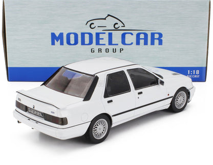 Modèle réduit Ford Sierra à l'échelle 1:18 en métal moulé sous pression, blanc avec garnitures noires, présenté dans son emballage ModelCar Group, disponible chez Vroomi.