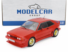Modèle réduit Volkswagen Scirocco à l'échelle 1:18 rouge avec jantes dorées, exposé devant la boîte Model Car Group, disponible chez Vroomi.