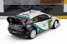 Modèle réduit de voiture de rallye Ford Focus WRC à l'échelle 1/18 avec livrée BP, objet de collection disponible chez Vroomi.