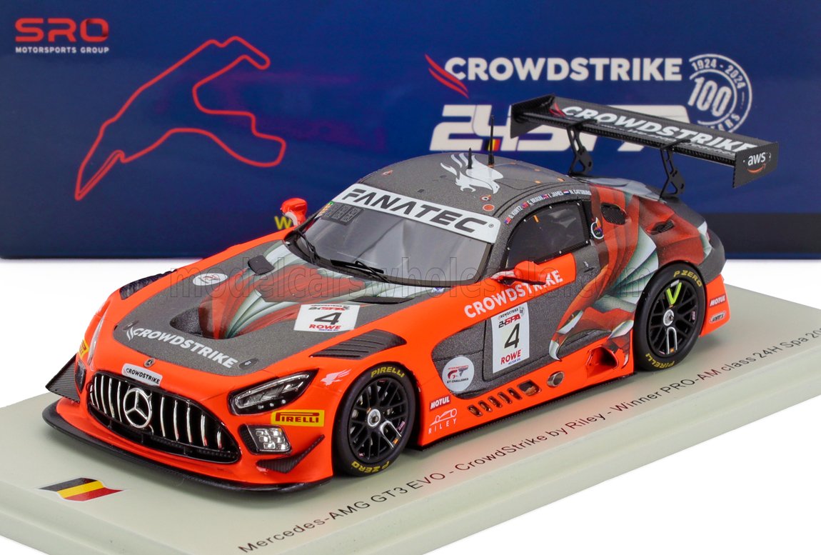 Maquette de la voiture de course Mercedes-AMG GT3 EVO avec livrée CrowdStrike, présentée sur un socle, disponible sur Vroomi.