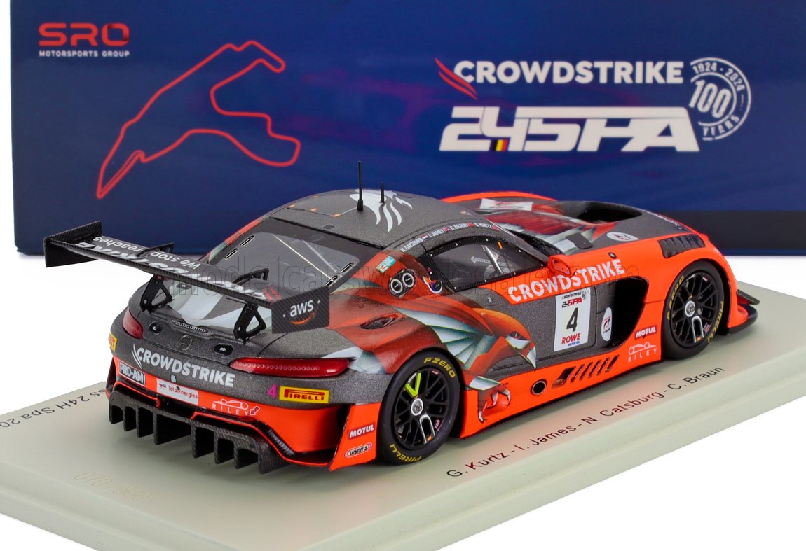 Modèle réduit à l'échelle 1:43 de la voiture de course Mercedes-AMG GT3 aux couleurs orange et noir de la marque CrowdStrike, disponible sur Vroomi.