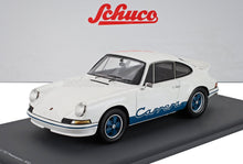Modèle réduit Porsche Carrera blanc avec détails bleus et roues bleues, présenté sur un socle noir, disponible sur Vroomi.