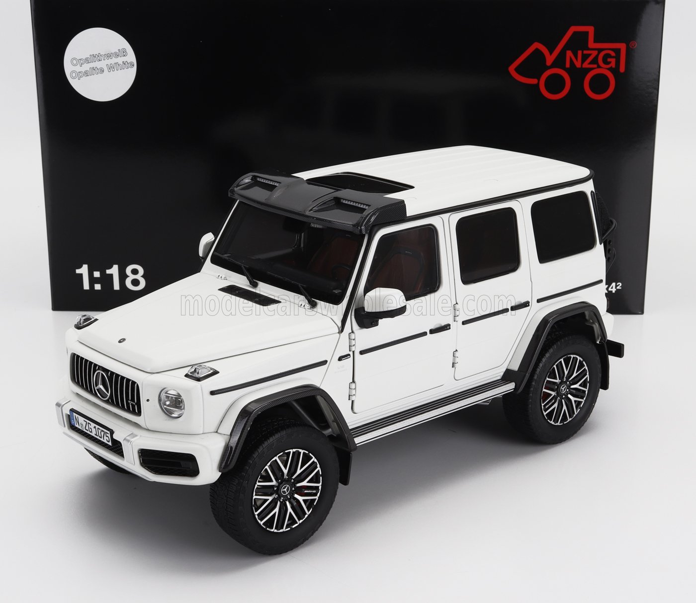 Modèle réduit Mercedes Classe G à l'échelle 1:18, blanc avec détails noirs, disponible sur Vroomi.