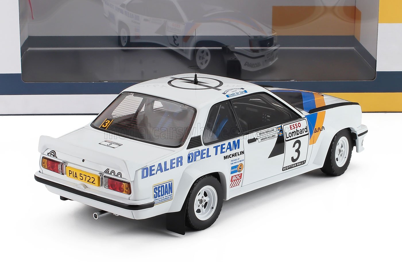 Modèle réduit d'une voiture de rallye Opel à l'échelle 1/18 avec livrée de course, désormais disponible chez Vroomi pour les collectionneurs.