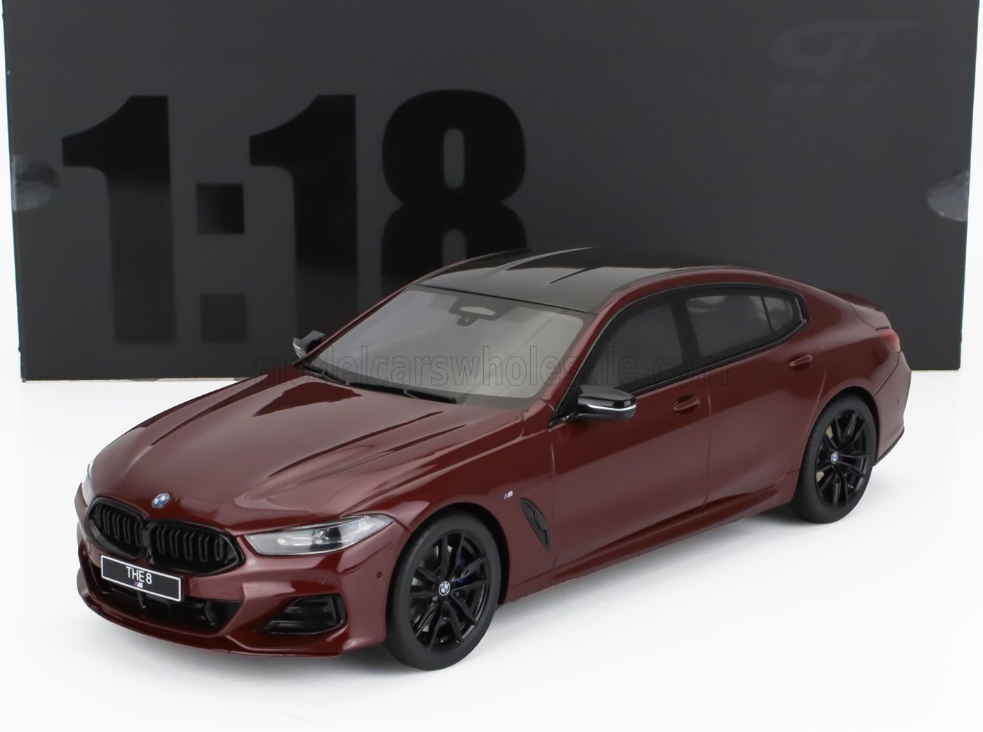 Modèle réduit BMW THE 8 à l'échelle 1:18, couleur marron, avec toit et roues noirs, disponible chez Vroomi.