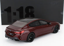 Modèle réduit BMW M850i xDrive Gran Coupé à l'échelle 1:18, couleur rouge foncé avec jantes noires, disponible chez Vroomi.