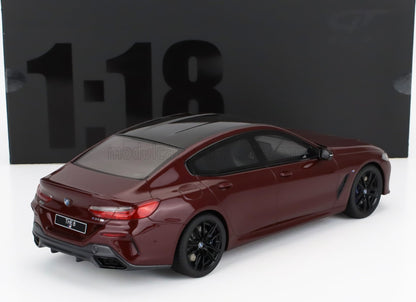 Modèle réduit BMW M850i xDrive Gran Coupé à l'échelle 1:18, couleur rouge foncé avec jantes noires, disponible chez Vroomi.