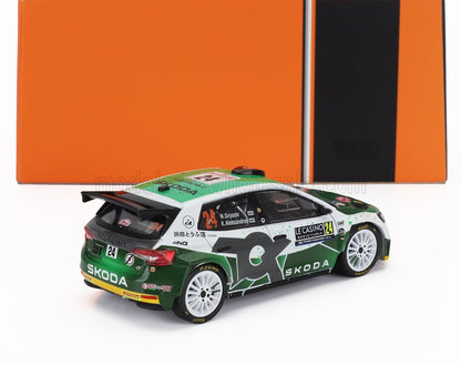 Modèle réduit de voiture de rallye Skoda à l'échelle 1:18 avec décalcomanies de course, disponible chez Vroomi.