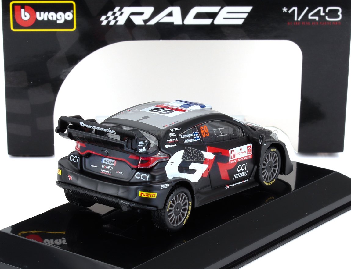 Modèle réduit de voiture de rallye Toyota à l'échelle 1:43, noir et gris, avec décalcomanies de course, sur socle d'exposition, disponible via Vroomi.