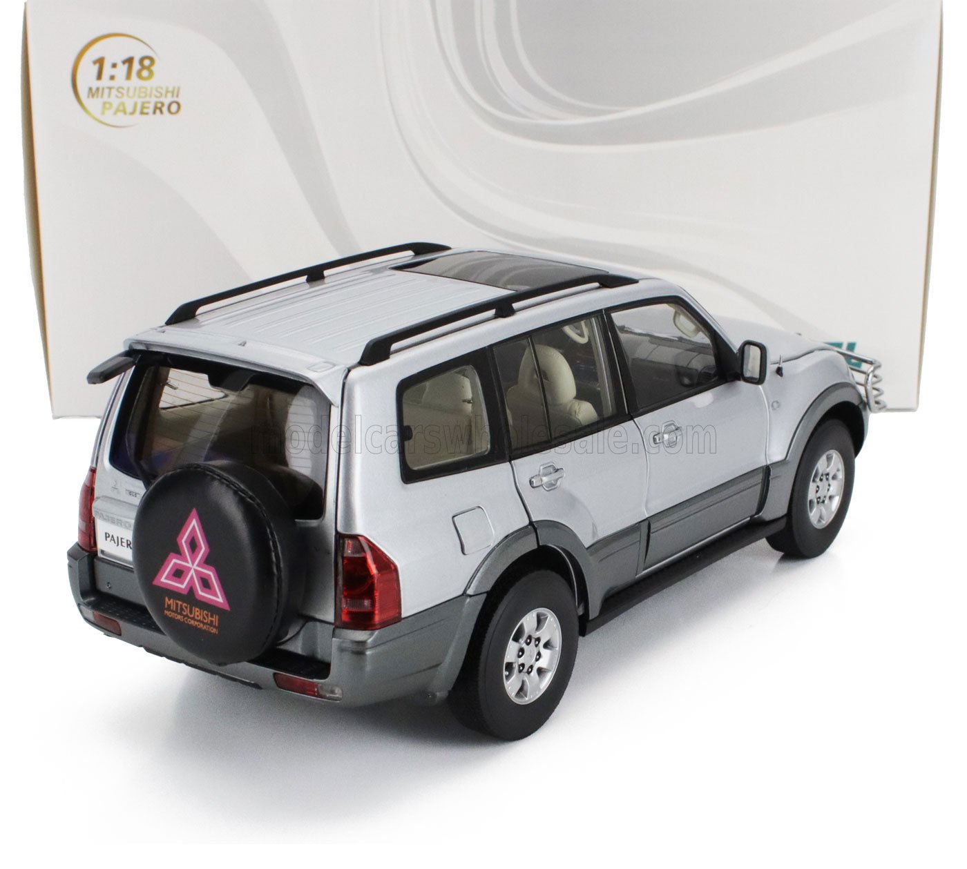 1:18 Mitsubishi Pajero modèle réduit SUV argenté, réplique de collection proposée chez Vroomi