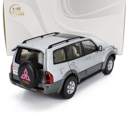 1:18 Mitsubishi Pajero modèle réduit SUV argenté, réplique de collection proposée chez Vroomi