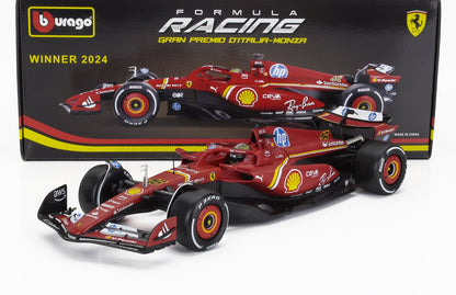 Modèle réduit de voiture de course Ferrari Formula 1 rouge avec sponsors détaillés, présenté devant le coffret correspondant au vainqueur 2024, disponible via Vroomi.