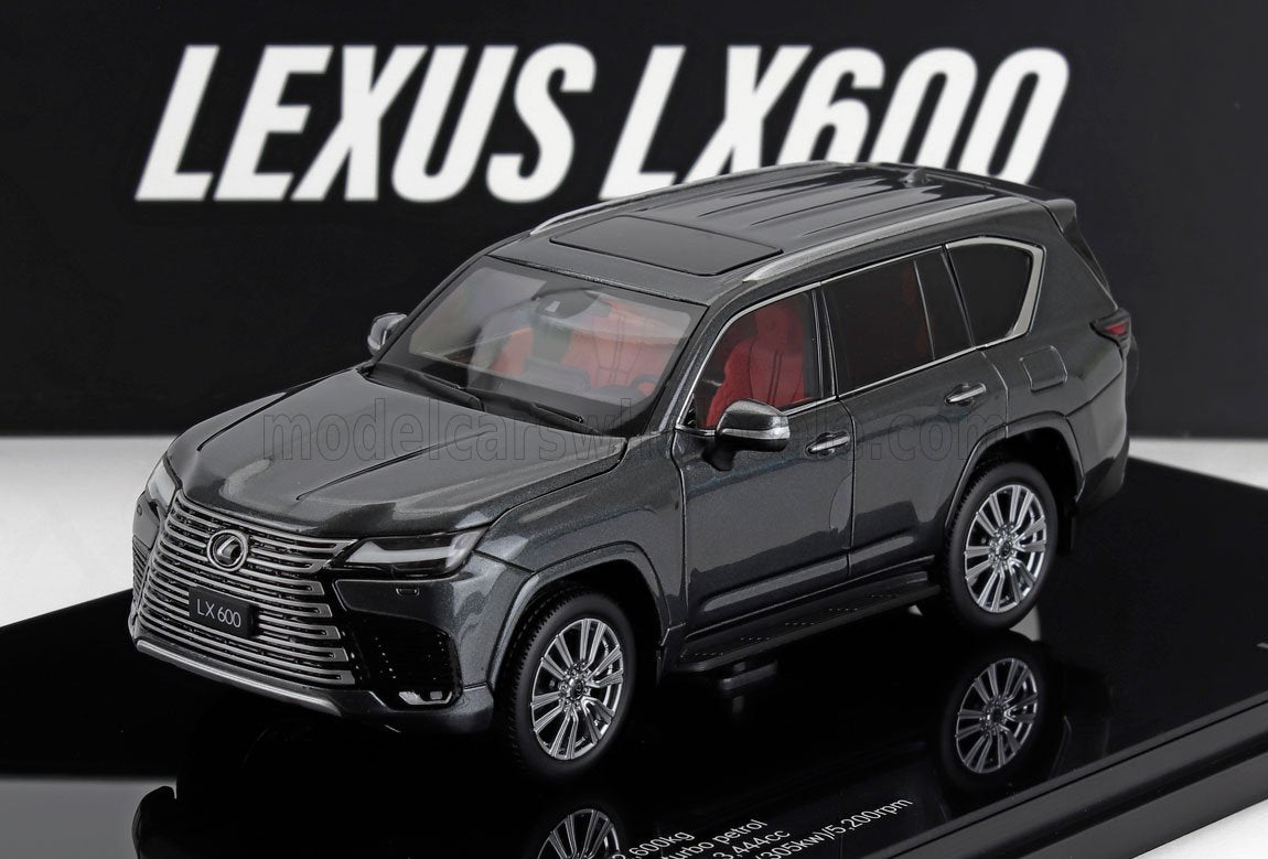 Modèle réduit détaillé d'une Lexus LX600 noire avec intérieur rouge sur socle d'exposition, proposé par Vroomi.
