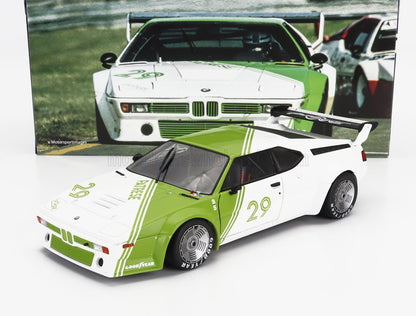 Modèle réduit de voiture de course BMW M1 aux couleurs vert et blanc avec le numéro 29, disponible sur Vroomi.