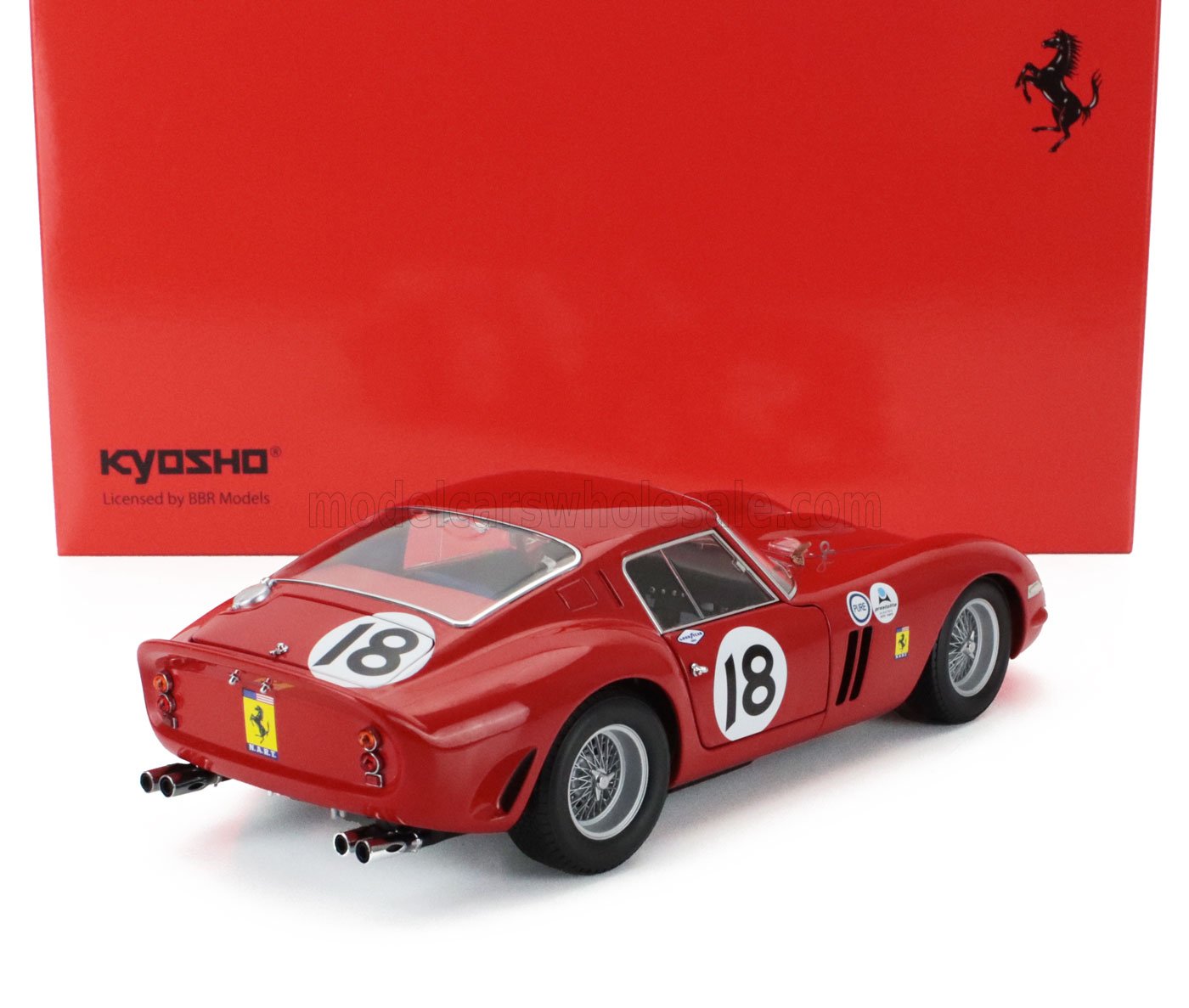 Modèle réduit de voiture de course Ferrari vintage rouge avec le numéro 18, présenté dans son emballage Kyosho rouge, disponible sur Vroomi.